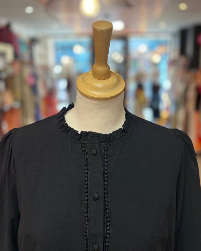 Blouse noire à manches bouffantes brodées