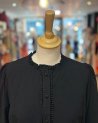 Blouse noire à manches bouffantes brodées