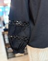 Blouse noire à manches bouffantes brodées