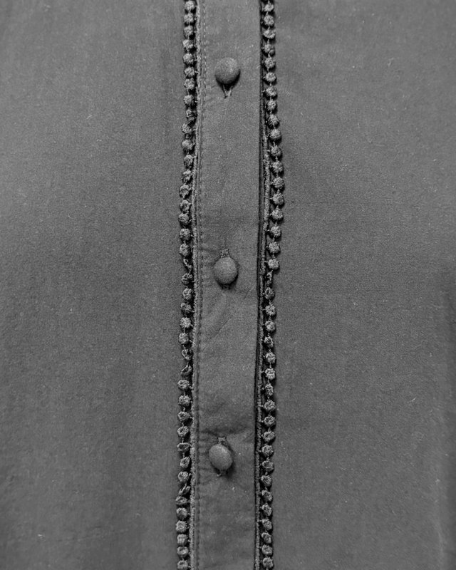 Blouse noire à manches bouffantes brodées