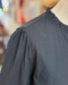 Blouse noire à manches bouffantes brodées