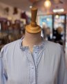 Blouse bleu ciel à manches bouffantes brodées