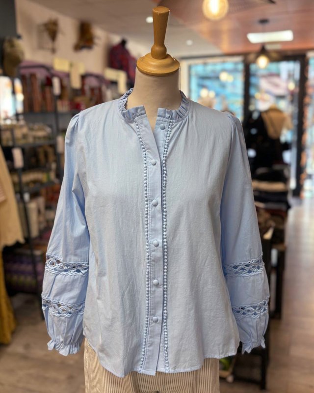 Blouse bleu ciel à manches...