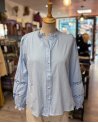 Blouse bleu ciel à manches bouffantes brodées