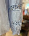 Blouse bleu ciel à manches bouffantes brodées
