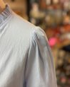 Blouse bleu ciel à manches bouffantes brodées