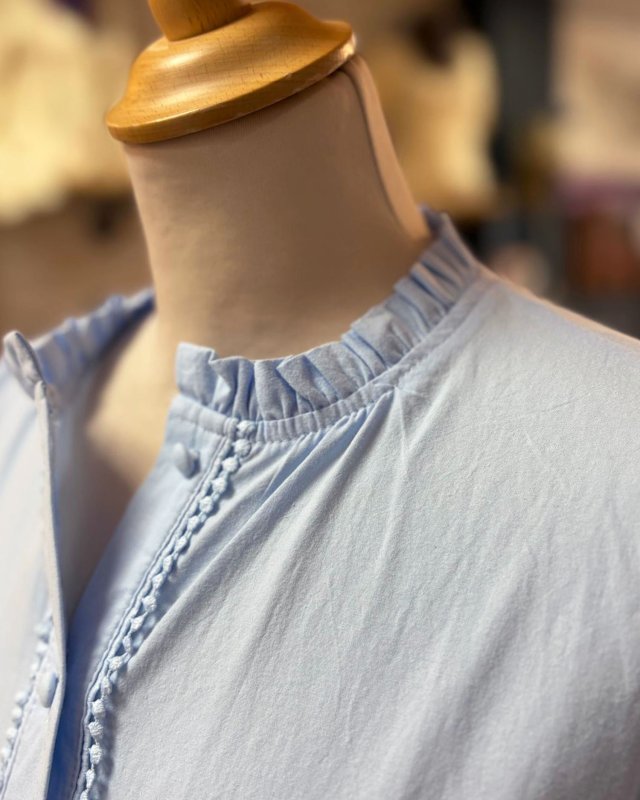 Blouse bleu ciel à manches bouffantes brodées