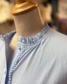Blouse bleu ciel à manches bouffantes brodées