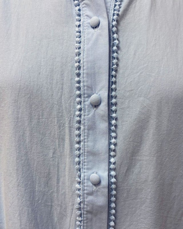 Blouse bleu ciel à manches bouffantes brodées