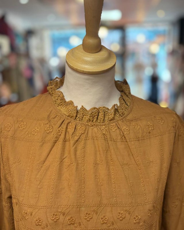 Blouse camel brodée avec un col froncé