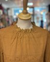 Blouse camel brodée avec un col froncé