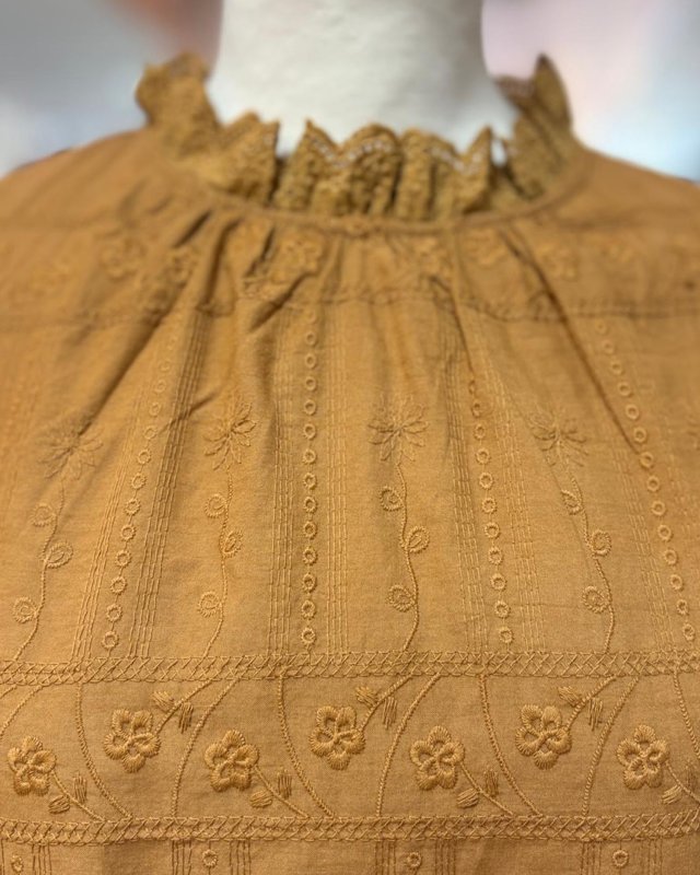 Blouse camel brodée avec un col froncé