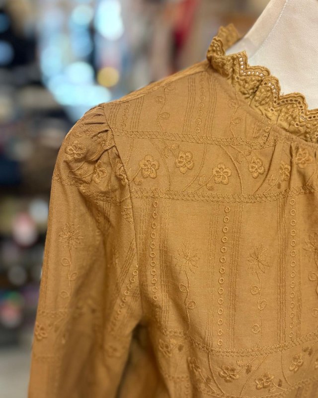 Blouse camel brodée avec un col froncé