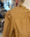 Blouse camel brodée avec un col froncé