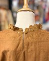 Blouse camel brodée avec un col froncé