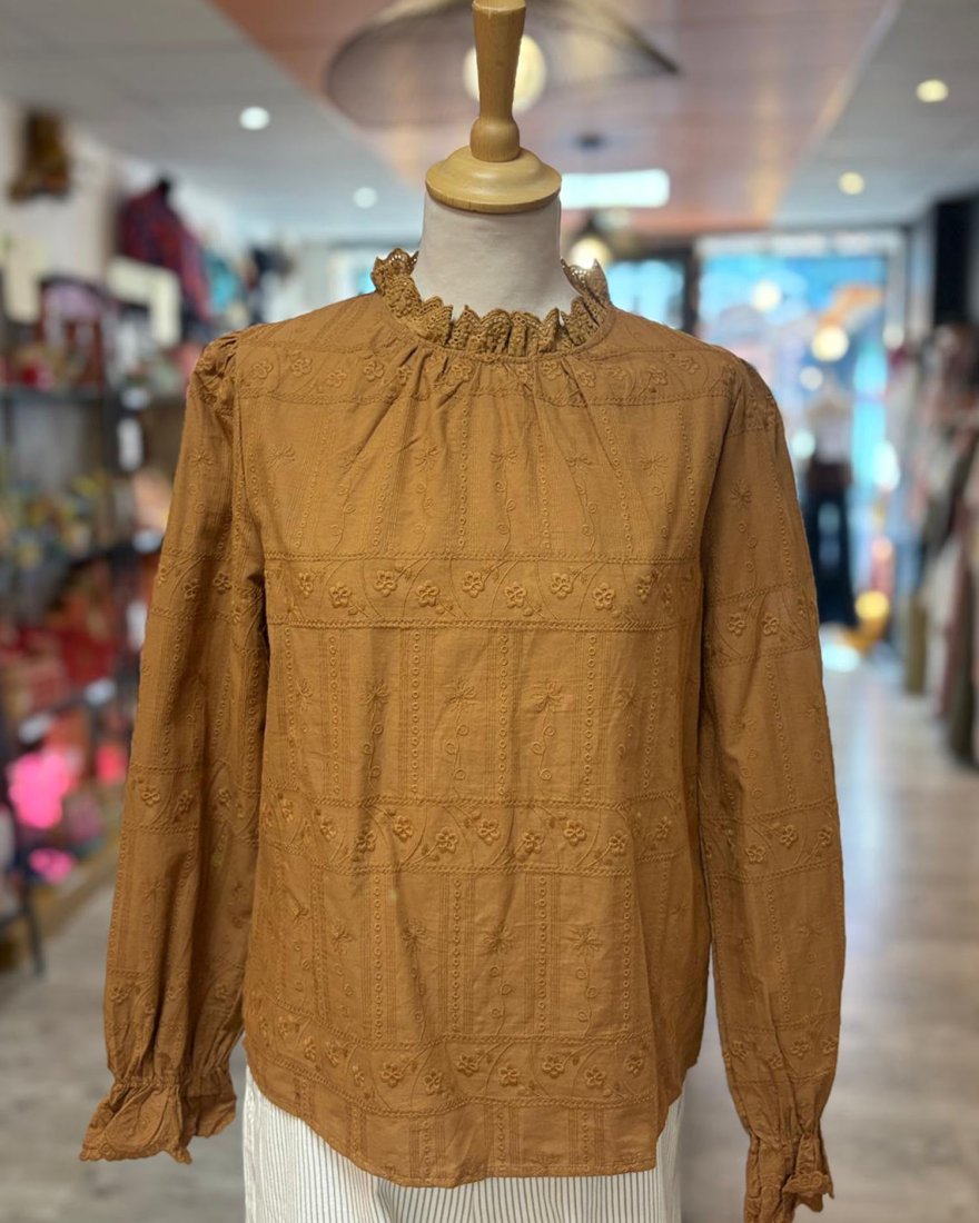 Blouse camel brodée avec un col froncé