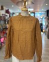 Blouse camel brodée avec un col froncé