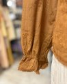 Blouse camel brodée avec un col froncé