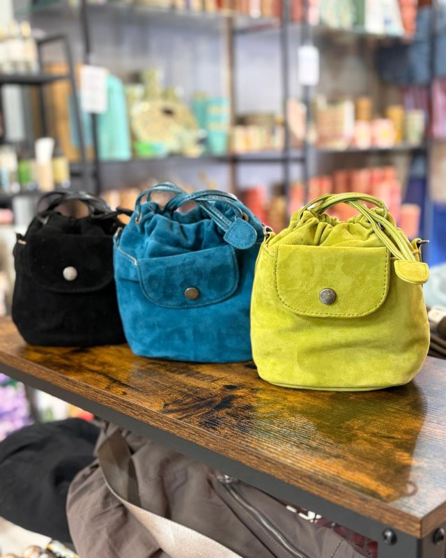 Petit sac seau en cuir...