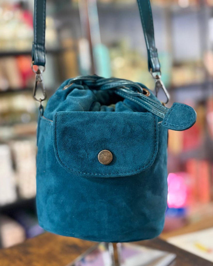 Petit sac seau en cuir effet velours