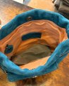 Petit sac seau en cuir effet velours