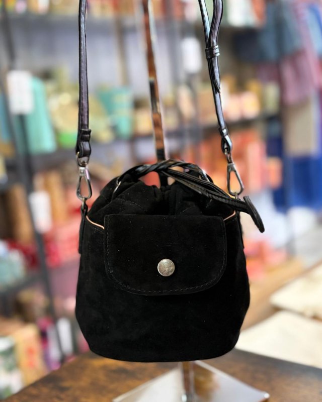 Petit sac seau en cuir effet velours