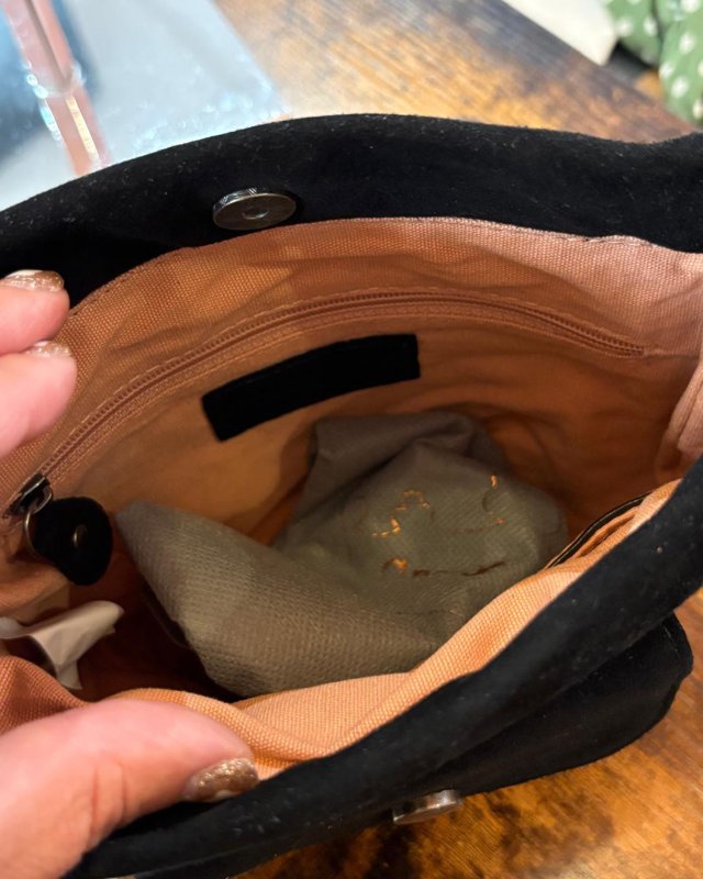 Petit sac seau en cuir effet velours
