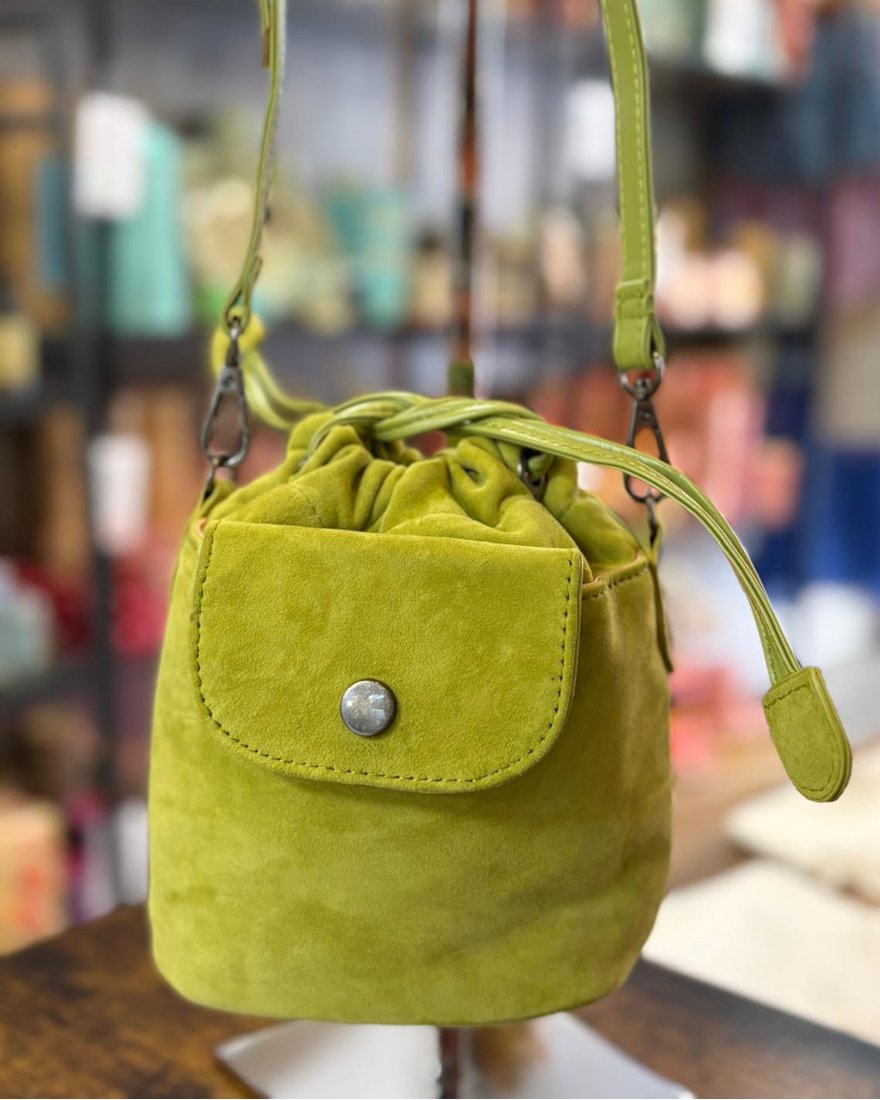 Petit sac seau en cuir effet velours
