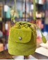 Petit sac seau en cuir effet velours