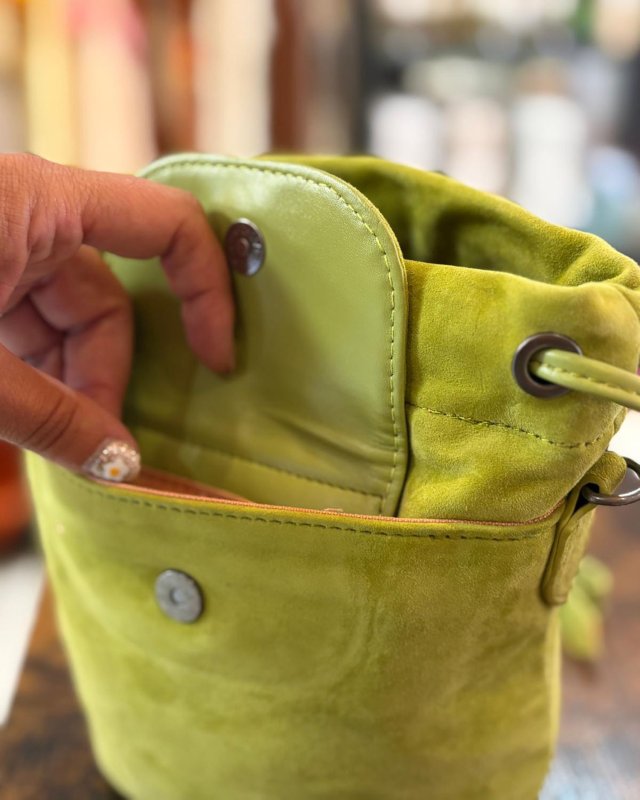 Petit sac seau en cuir effet velours