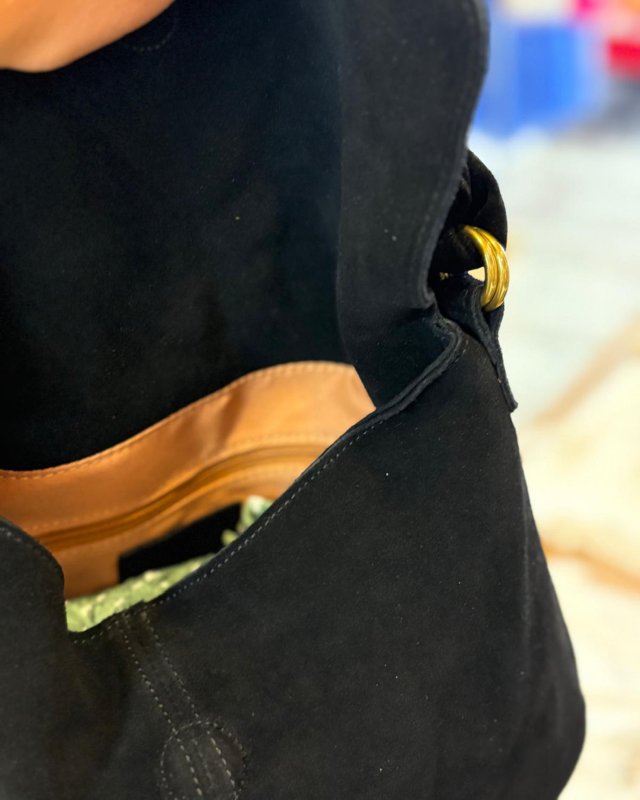 Sac à main en cuir nubuck et anneaux dorés