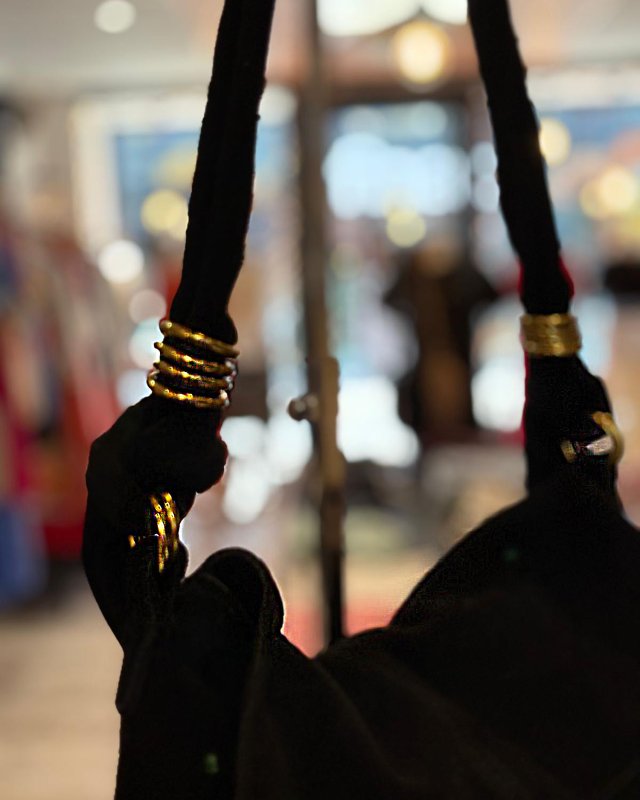 Sac à main en cuir nubuck et anneaux dorés