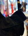 Sac à main en cuir nubuck et anneaux dorés
