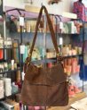 Sac à main en cuir nubuck et anneaux dorés