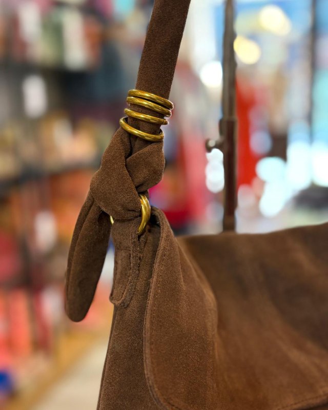 Sac à main en cuir nubuck et anneaux dorés
