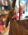 Sac à main en cuir nubuck et anneaux dorés