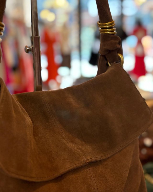 Sac à main en cuir nubuck et anneaux dorés