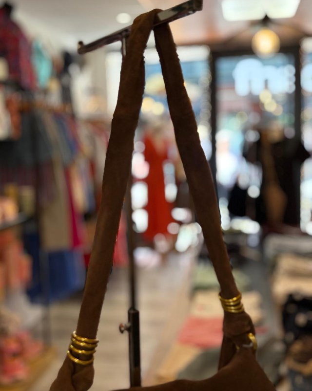 Sac à main en cuir nubuck et anneaux dorés