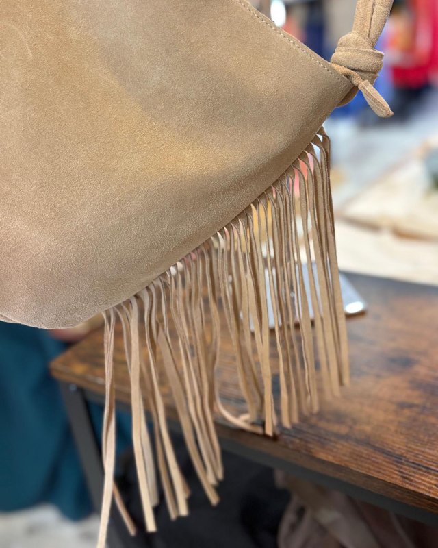 Sac seau en nubuck avec des longues franges