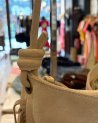 Sac seau en nubuck avec des longues franges