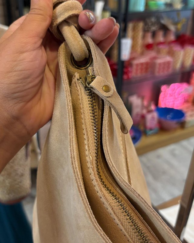Sac seau en nubuck avec des longues franges
