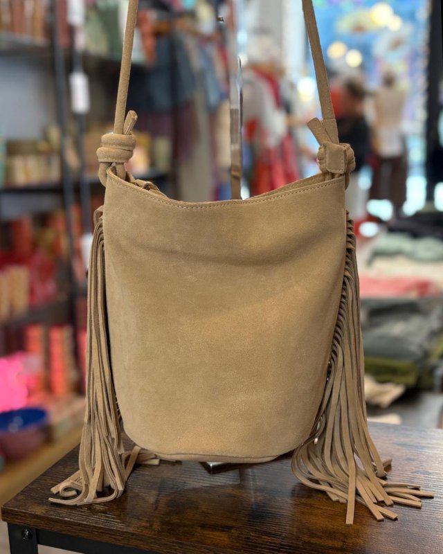 Sac seau en nubuck avec des...