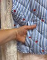 Gilet matelassé rayé bleu à petits coeurs rouges