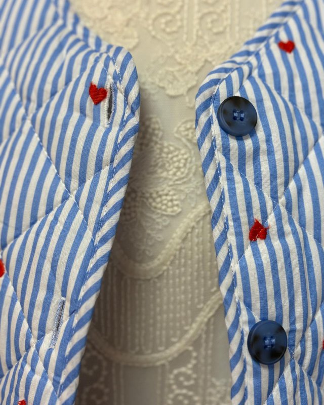 Gilet matelassé rayé bleu à petits coeurs rouges