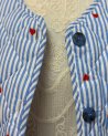 Gilet matelassé rayé bleu à petits coeurs rouges