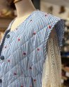 Gilet matelassé rayé bleu à petits coeurs rouges