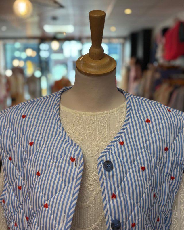 Gilet matelassé rayé bleu à petits coeurs rouges
