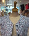 Gilet matelassé rayé bleu à petits coeurs rouges