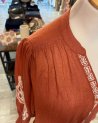 Blouse fluide terracotta avec des détails brodés