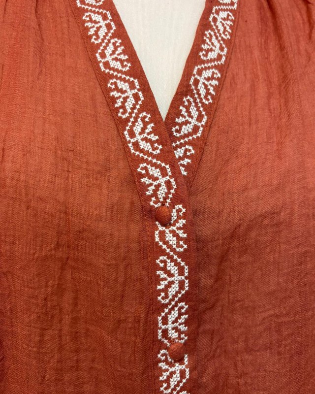Blouse fluide terracotta avec des détails brodés